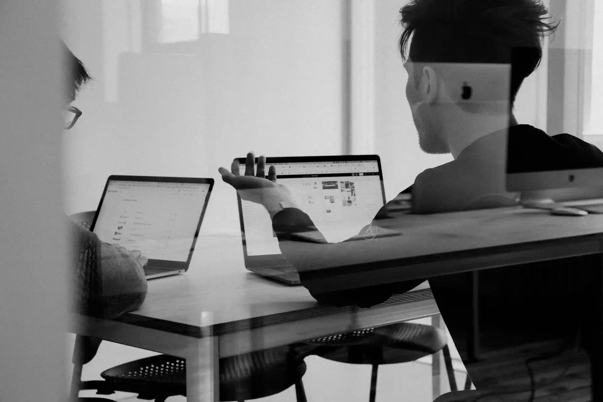 Equipe maillardi en réunion de travail